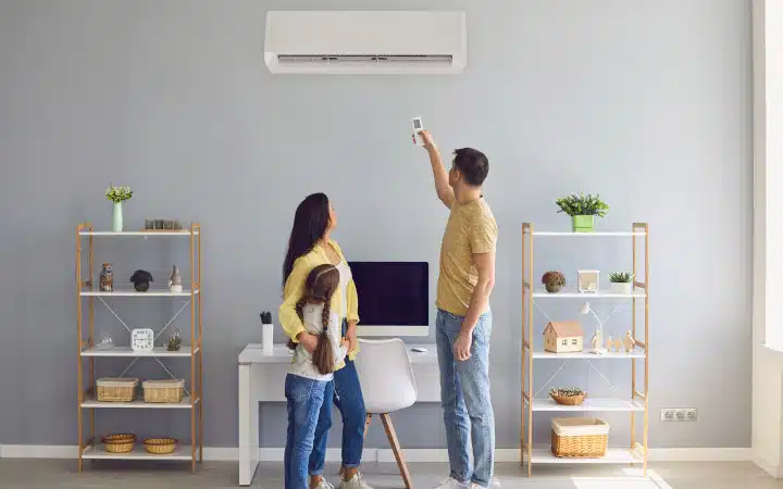 famille-utilise-une-climatisation-reversible